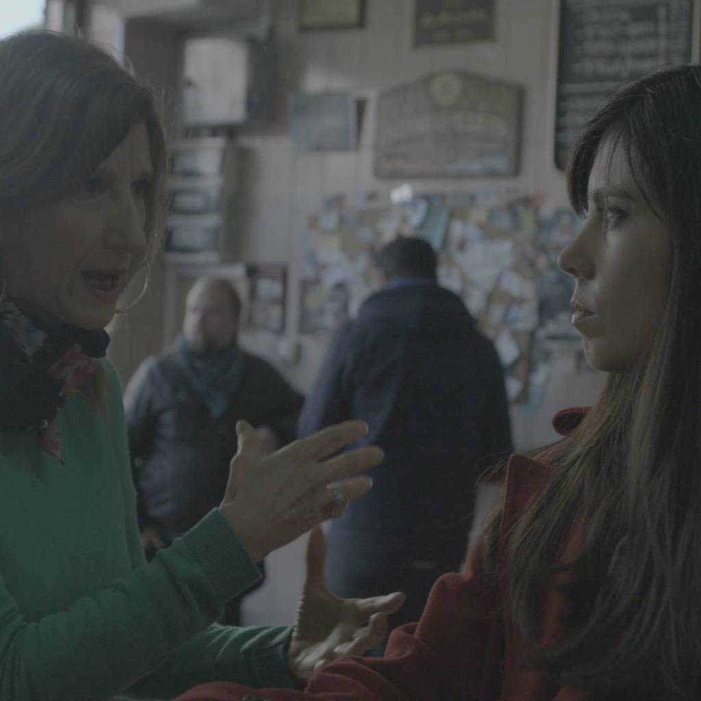 Ana Saint Jean en el nuevo milenio (a la izquierda de la imagen), recordando su relación con Gustavo Cerati  durante una emisión del programa "BIOS" de NATGEO.
