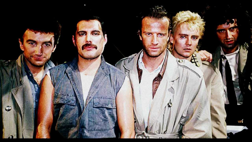 Los cuatro integrantes de Queen, junto al actor Christopher Lambert, protagonista de la película "Highlander".