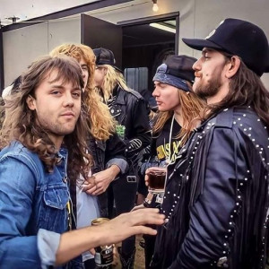 Duff McKagan, Dave Mustaine, Axl Rose, Lars Ulrich & Lemmy Kilmister, en el backstage del Monsters of Rock de 1988 celebrado en Castle Donington (Inglaterra), donde coincidieron los Guns y Megadeth.