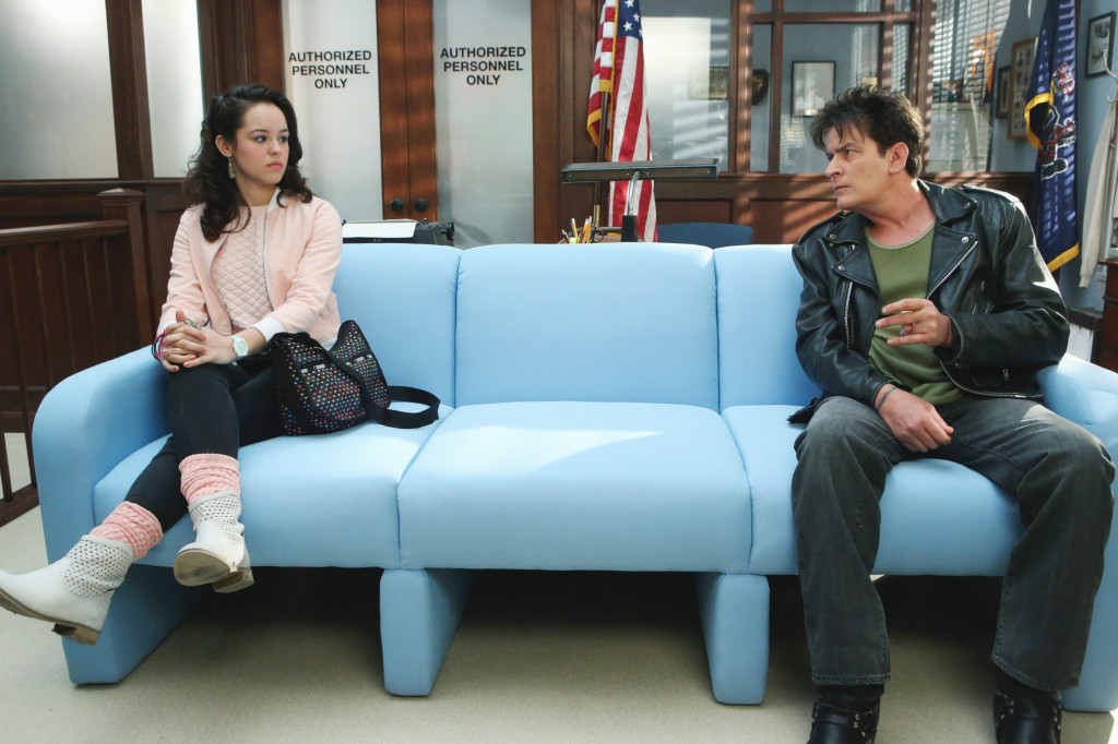 HT_charlie_sheen_goldbergs_couch_flirt_ll_141217