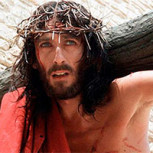 ¿Cómo luce hoy el actor Robert Powell, que protagonizó Jesús de Nazareth, la famosa serie de Franco Zeffirelli?