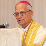 Las juveniles fotos del Papa León XIV en los 80′ cuando hizo su primera misa y conoció a Juan Pablo II