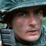 Charlie Sheen y el divertido mensaje que escribió en su casco en la película “Pelotón”