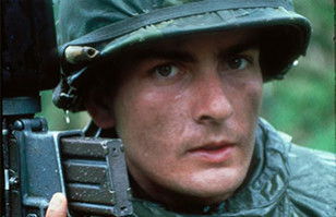 Charlie Sheen y el divertido mensaje que escribió en su casco en la película "Pelotón"