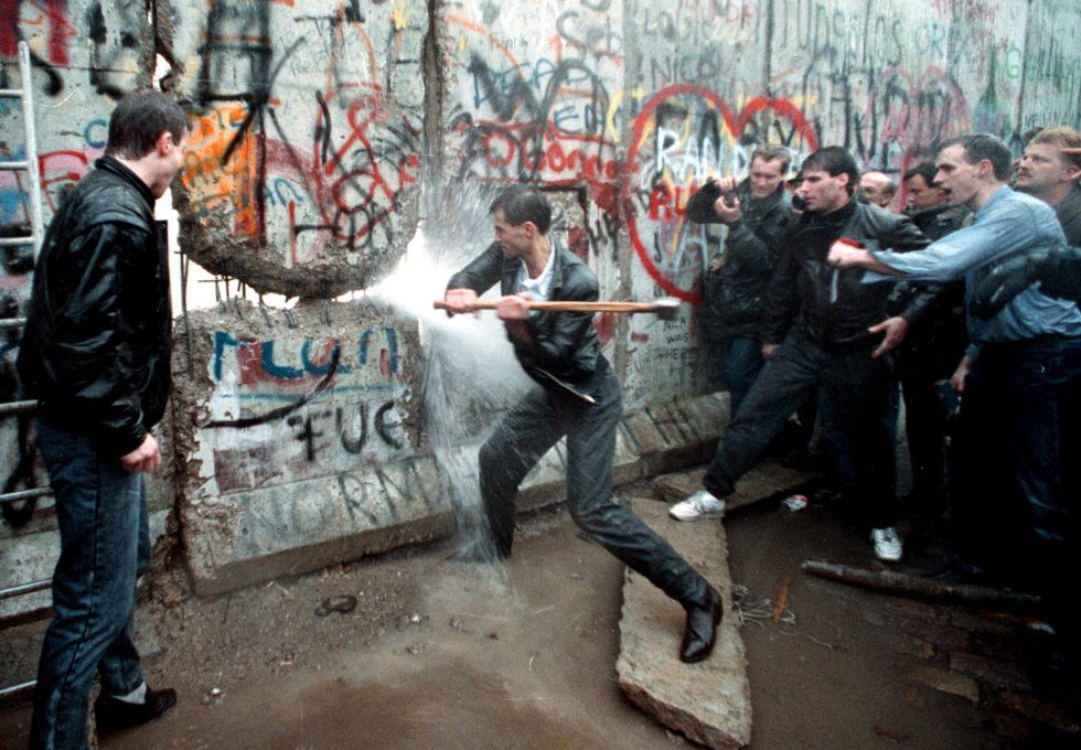 Resultado de imagen para destruyendo el muro de berlin