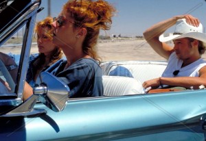 Geena Davis, Susan Sarandon y un joven Brad Pitt en una escena de la película "Thelma & Louise".