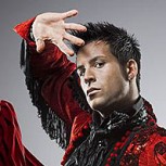 Locomía: el ambiguo grupo español de los abanicos y vestimenta extravagante