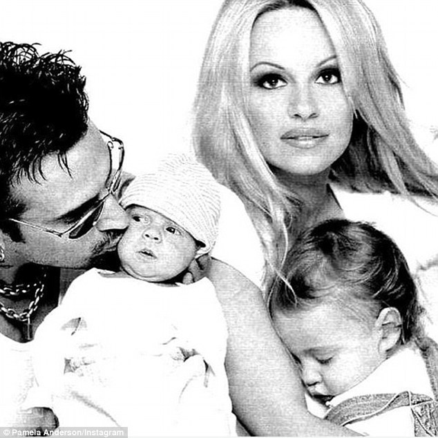 Pamela Anderson junto a su ex marido, Tommy Lee, y sus hijos Brandon y Dylan.
