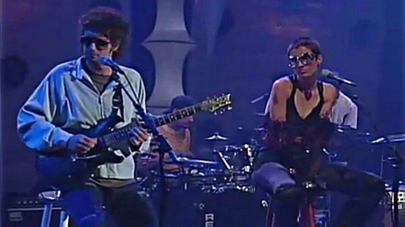 Gustavo Cerati y Andrea Echeverri interpretando la canción "En la Ciudad de la Furia" en 1996, en la presentación de Soda Stereo en el  MTV Unplugged.