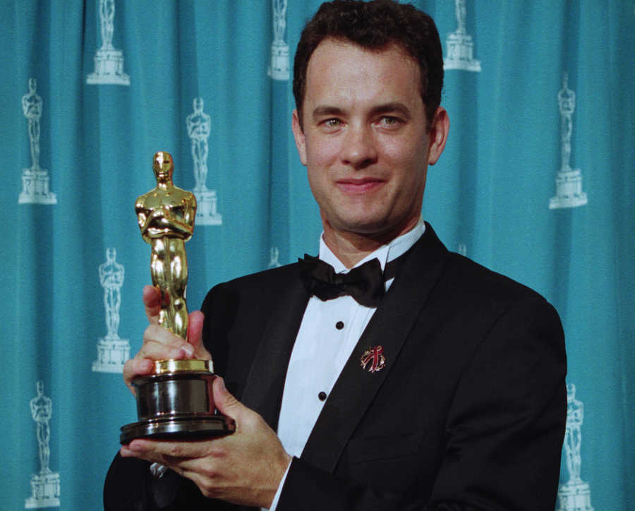 El potente discurso de Tom Hanks en los Oscar agradeciendo a un profesor homosexual que inspiró una película - Guioteca