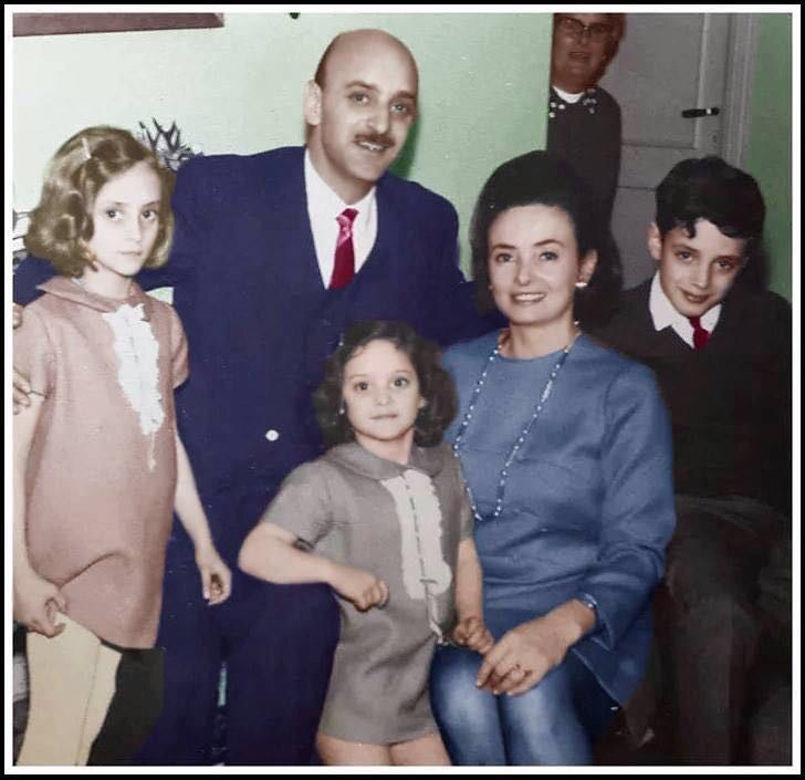 Un pequeño Gustavo Cerati aparece en una foto familiar junto a sus hermanas Estela y María Laura, y sus dos padres, Juan José Cerati y Lilian Clark.