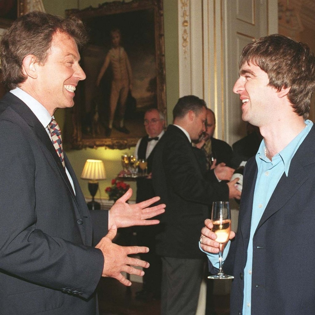 Tony Blair y Noel Gallagher, durante la fiesta que se realizó en Downing Street para celebrar el histórico triunfo del Partido Laborista inglés en las elecciones generales de 1997.