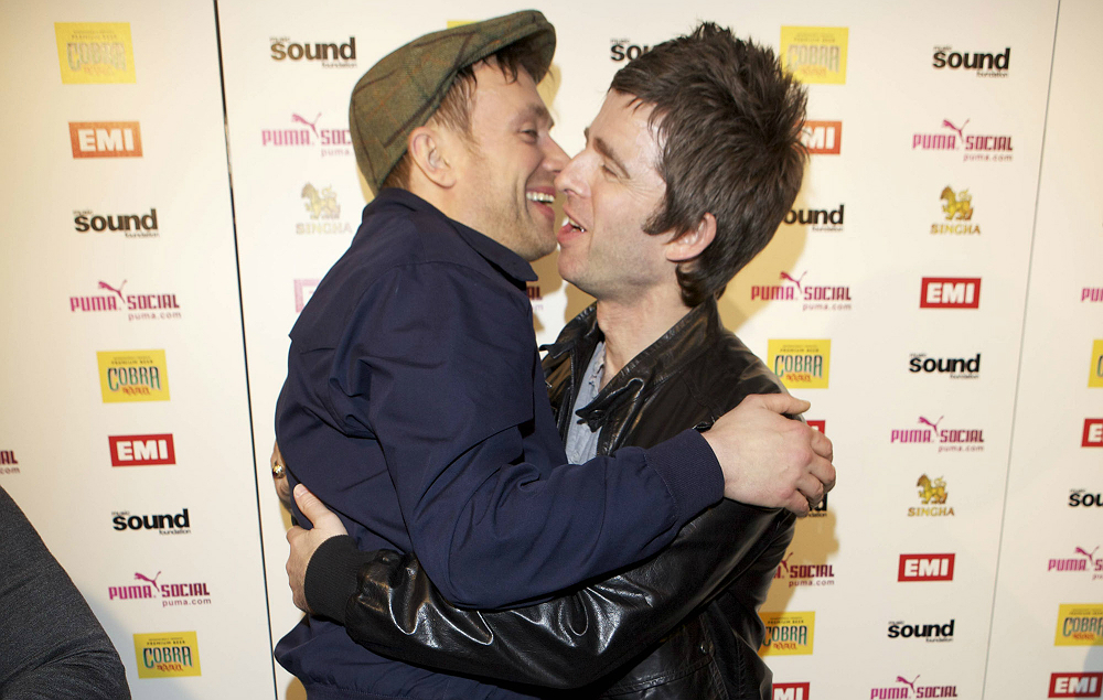 Damon Albarn y Noel Gallagher, otrora enemigos irreconciliables del Britpop, harían definitivamente las paces en el nuevo milenio.
