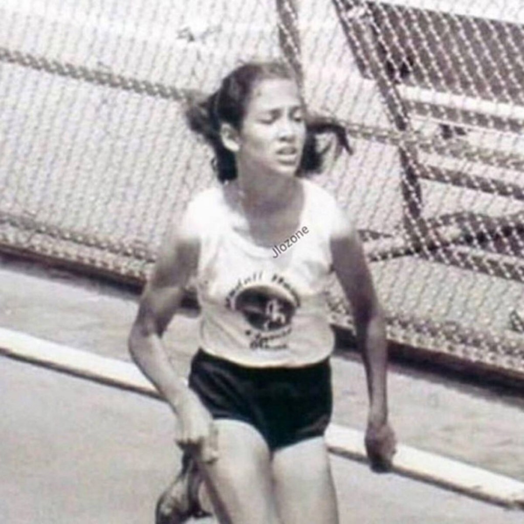 Jennifer López practicando atletismo en su escuela, disciplina en la que se destacaría.