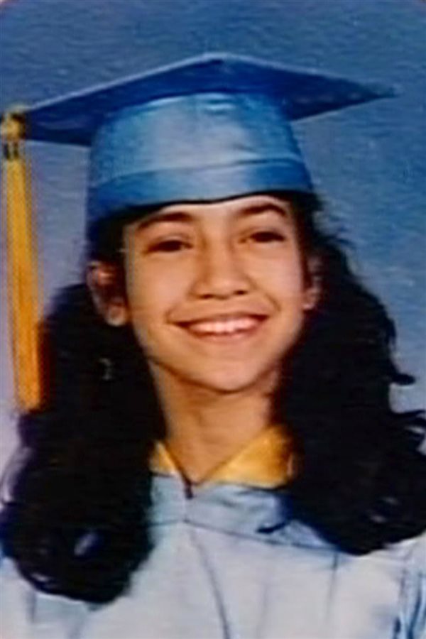 Una adolescente Jennifer López fotografiada el día de su graduación.