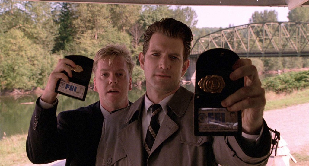 Chris Isaak junto al actor Kiefer Sutherland en una escena de la película  "Twin Peaks: Fire Walk With Me" (1992), del reputado director David Lynch.