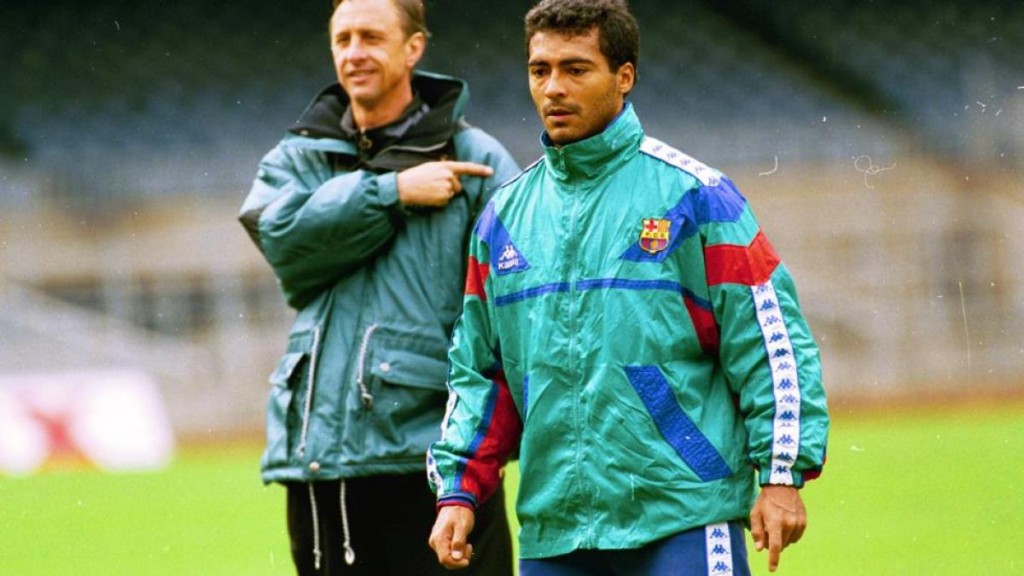 Romario durante su etapa defendiendo al Barcelona, junto al entrenador Johan Cruyff.