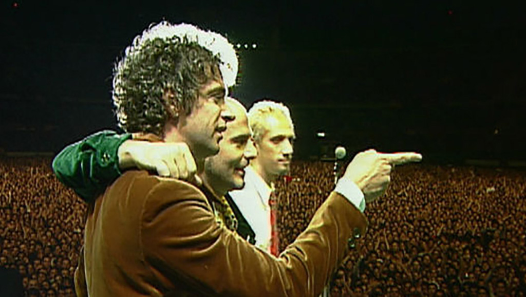 Los tres integrantes de Soda Stereo despidiéndose de sus fans, durante el último concierto celebrado en el Estadio Monumental de River Plate.