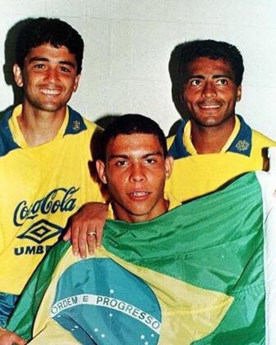 Un joven Ronaldo junto a Romario y Bebeto, los dos delanteros de la selección brasileña que obtuvo el Mundial de Estados Unidos 1994.