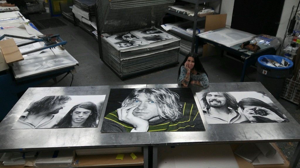 La fotógrafa Angela Smith Rodríguez junto a algunas de las fotografías del grupo Nirvana que tomó en 1991.