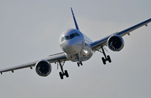 Piloto tuvo milagrosa salvada: Parabrisas del avi&oacute;n se rompi&oacute;, fue succionado y sobrevivi&oacute;