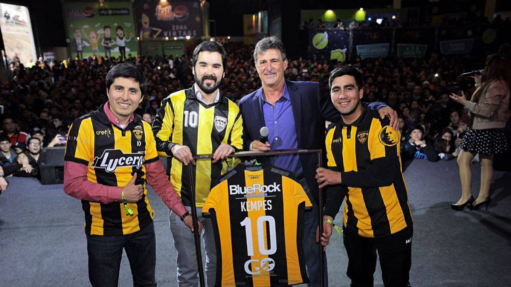 Mario Alberto Kempes, cuando fue homenajeado en el nuevo milenio  por 5 mil hinchas de Fernández Vial que recordaron su paso por el club ferroviario y le regalaron una camiseta con su nombre.