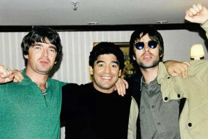 La comentada foto de Diego Armando Maradona con los hermanos Gallagher.