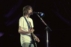 Kurt Cobain tocando en Brasil en 1993, en uno de los conciertos más infames de su carrera.