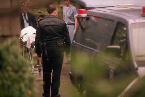 Policias-llevan-el-cuerpo-a-la-ambulancia-600x400 (1)