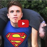 Joven imita a luchadores de la WWE con su novia: El nuevo éxito de Youtube