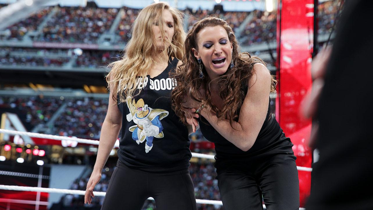 Ronda Rousey atacando a Stephanie McMahon en Wrestlemania 31.