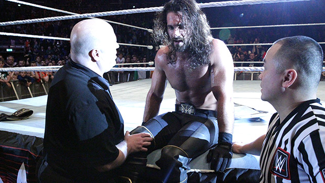 Rollins lesionado, hace abandono del ring en Dublín, Irlanda.