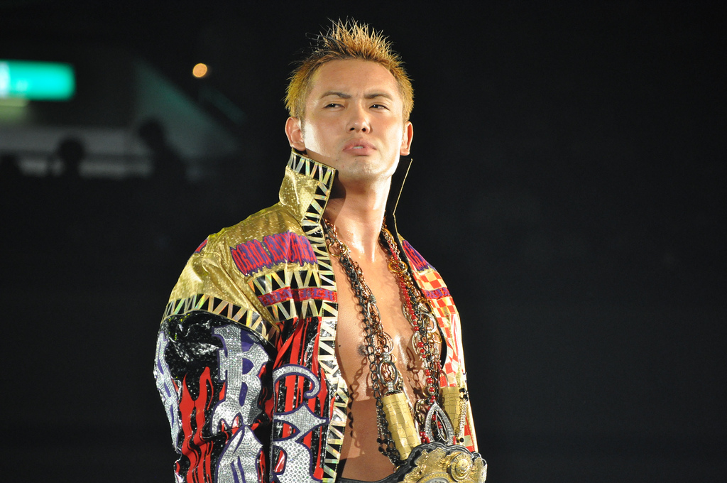 Kazuchika Okada, Campeón de NJPW fue el escolta de Reigns en el listado.
