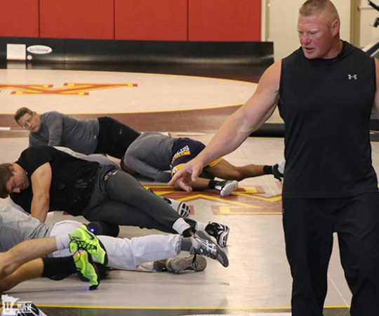 Brock Lesnar dirige el entrenamiento del equipo de la U de Minnesota