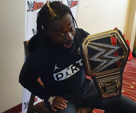 Kofi Kingston Posando con su Título de la Campeón de la WWE