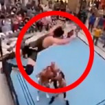 Luchador se arriesgó con maniobra extrema: Saltó desde un segundo piso para derribar a sus rivales