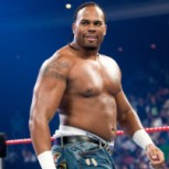 Consternación en la WWE: Rescatistas buscan a ex luchador que fue arrastrado por una ola