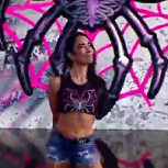 Luego de 10 años: AJ Lee regresó a la WWE atacando a Becky Lynch