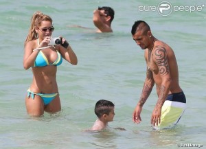 1166450-le-footballeur-arturo-vidal-se-baigne-620x0-2[1]