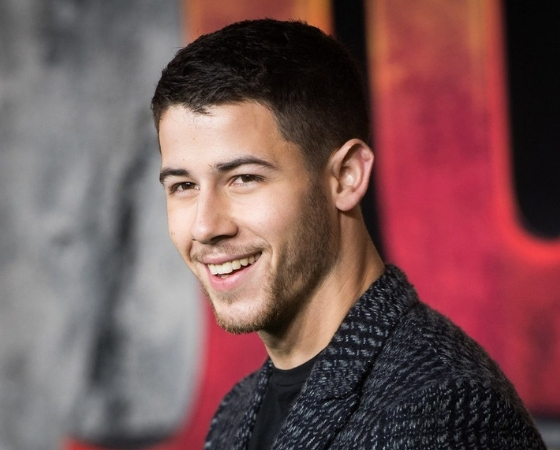 Nick Jonas alcanza el número de los Billboards y hace lujoso regalo