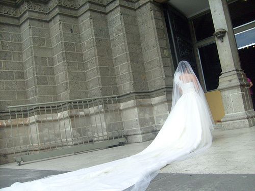 Thalía: El lujoso vestido de novia que usó para la boda con Tommy Mottola,  ¿lo recuerdan? - Guioteca