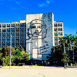 Parlamentaria es duramente criticada por posar en la Plaza de la Revolución, Cuba, con lujoso outfit