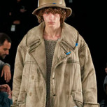 ¿Ropa de lujo? Colección que emula prendas sucias y desgastadas abre debate