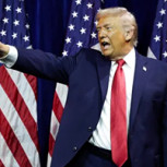 Inauguran lujosa, y polémica, estatua de Donald Trump en Estados Unidos