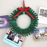 Corona de navidad con pinzas para la ropa