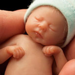 Increíble perfección: Bebés casi reales en miniatura