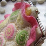 Carteras “en flor”: creativos accesorios en fieltro