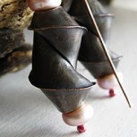 Alessia Spalma: Joyas hechas a mano mostrando la belleza de lo irregular