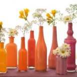 Transforma esos envases cotidianos en elegantes floreros embelleciéndolos con pintura