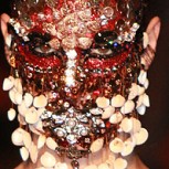 Maquilladora crea impresionante máscara para Givenchy